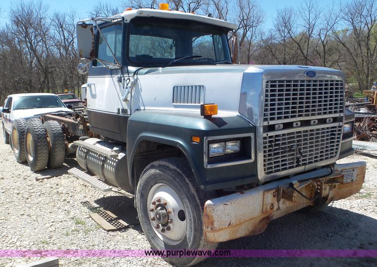 image for item K5244 1989 Ford LTL9000 truck cab and chassis