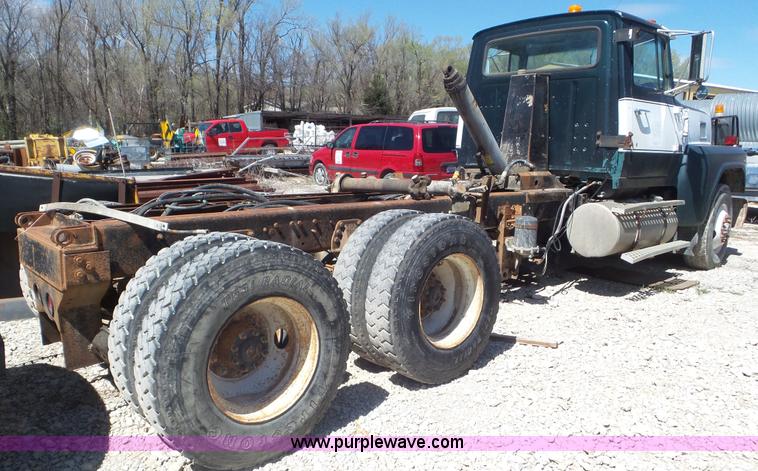 image for item K5244 1989 Ford LTL9000 truck cab and chassis