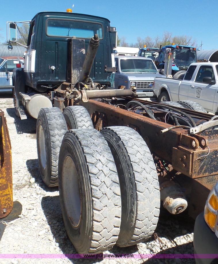 image for item K5244 1989 Ford LTL9000 truck cab and chassis