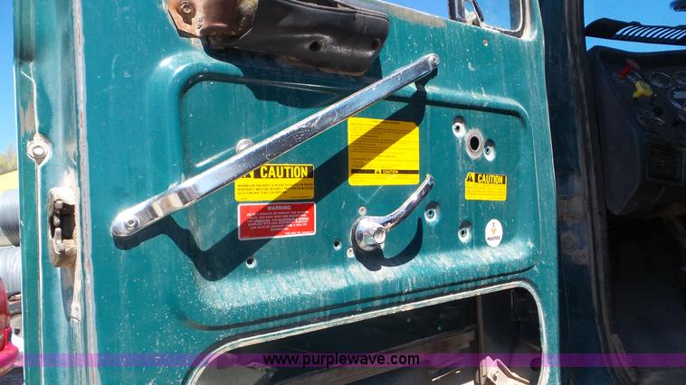 image for item K5244 1989 Ford LTL9000 truck cab and chassis