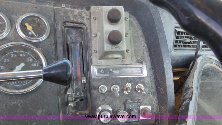 image for item K5244 1989 Ford LTL9000 truck cab and chassis