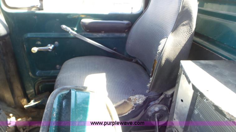 image for item K5244 1989 Ford LTL9000 truck cab and chassis