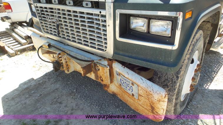 image for item K5244 1989 Ford LTL9000 truck cab and chassis