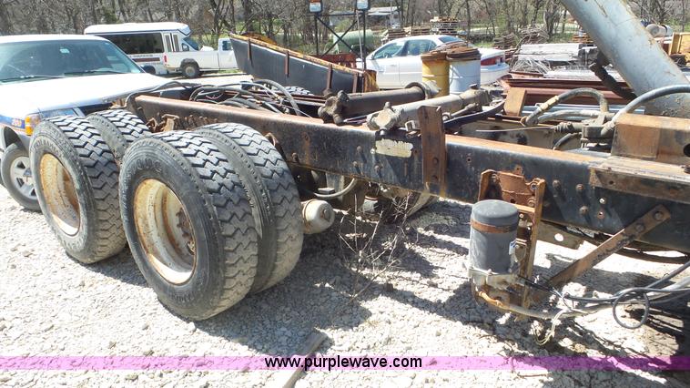 image for item K5244 1989 Ford LTL9000 truck cab and chassis