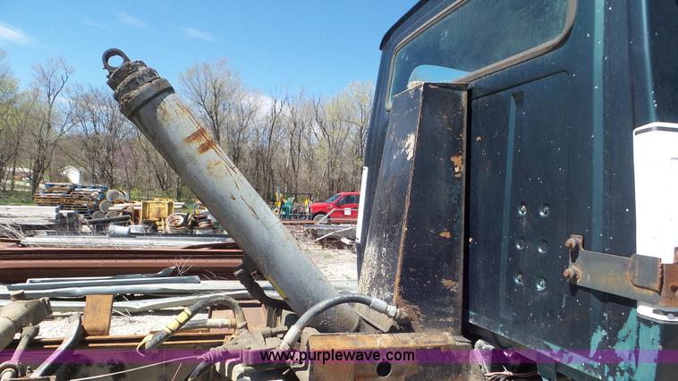 image for item K5244 1989 Ford LTL9000 truck cab and chassis