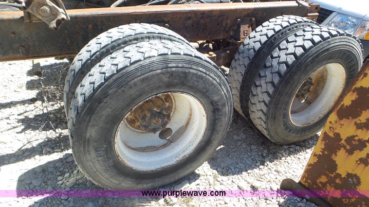 image for item K5244 1989 Ford LTL9000 truck cab and chassis