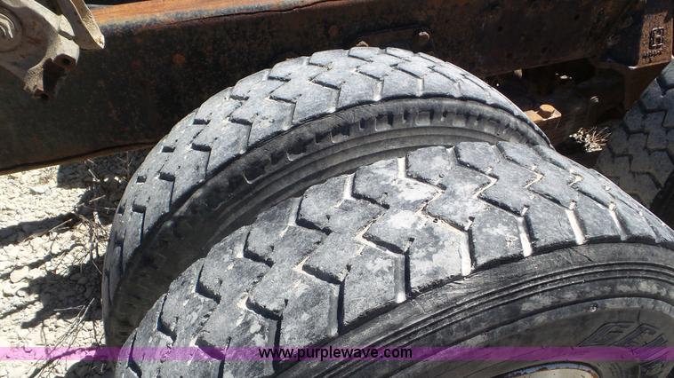 image for item K5244 1989 Ford LTL9000 truck cab and chassis