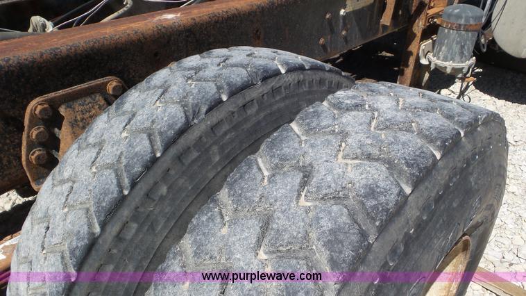 image for item K5244 1989 Ford LTL9000 truck cab and chassis