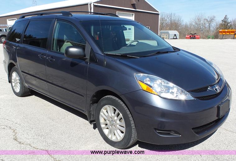 image for item L5650 2010 Toyota Sienna LE van