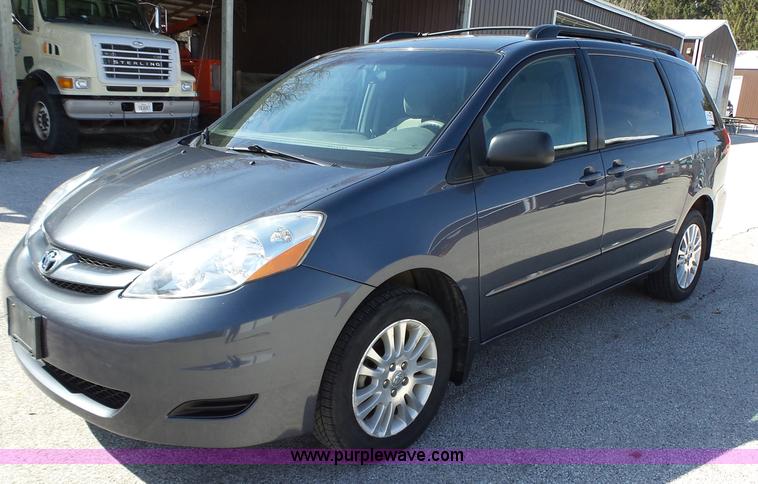 image for item L5650 2010 Toyota Sienna LE van