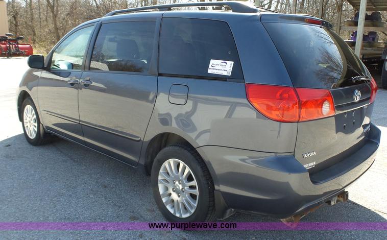 image for item L5650 2010 Toyota Sienna LE van
