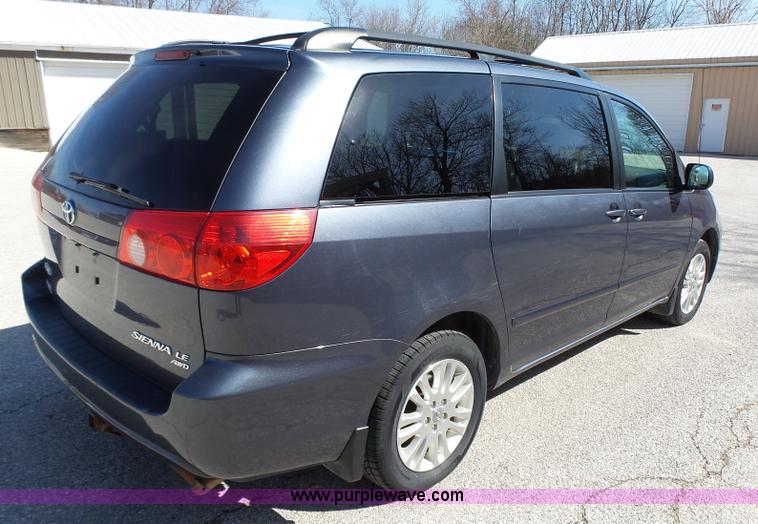 image for item L5650 2010 Toyota Sienna LE van