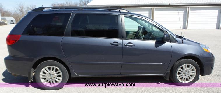 image for item L5650 2010 Toyota Sienna LE van