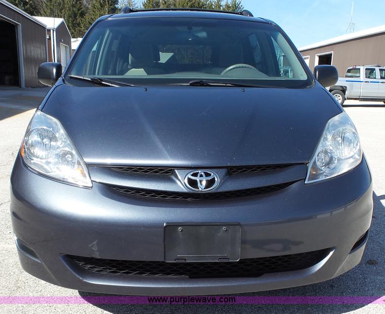 image for item L5650 2010 Toyota Sienna LE van
