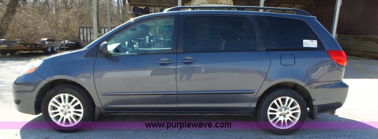 image for item L5650 2010 Toyota Sienna LE van