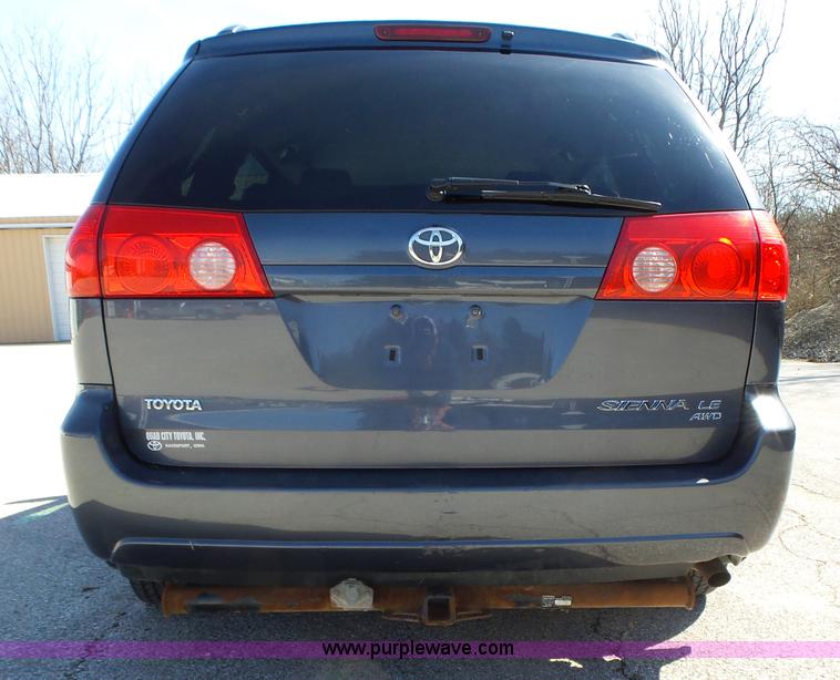 image for item L5650 2010 Toyota Sienna LE van