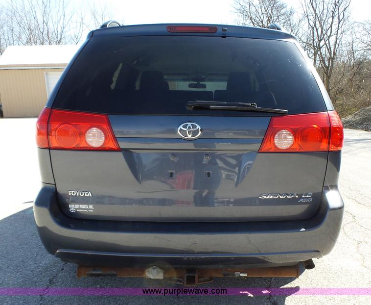 image for item L5650 2010 Toyota Sienna LE van