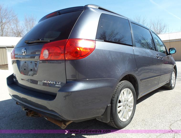 image for item L5650 2010 Toyota Sienna LE van