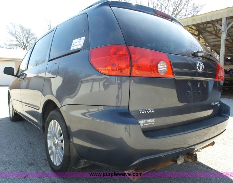 image for item L5650 2010 Toyota Sienna LE van