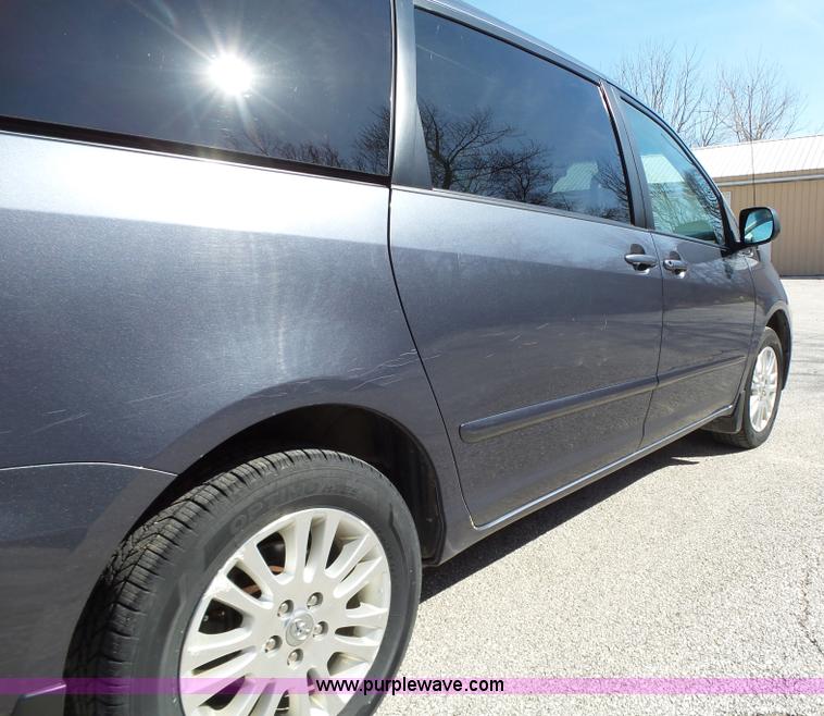 image for item L5650 2010 Toyota Sienna LE van
