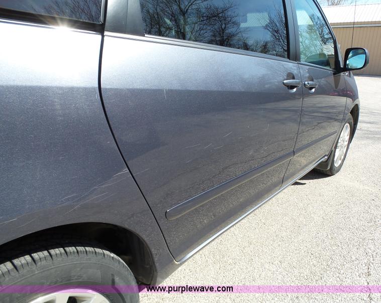 image for item L5650 2010 Toyota Sienna LE van