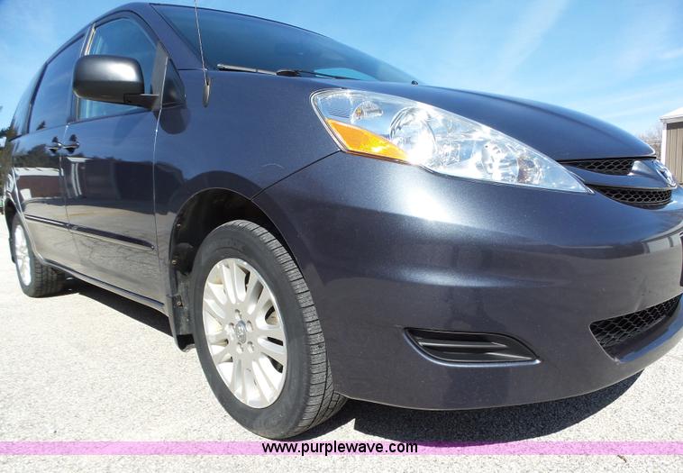 image for item L5650 2010 Toyota Sienna LE van