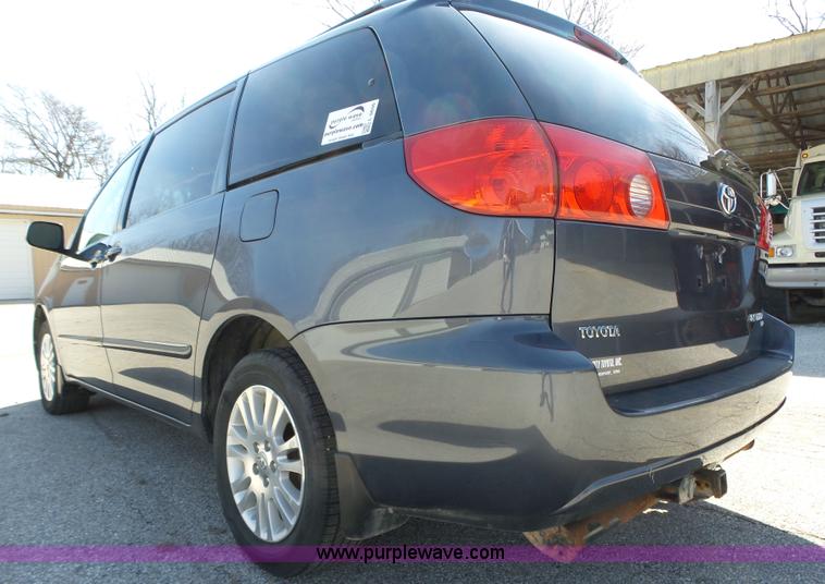 image for item L5650 2010 Toyota Sienna LE van
