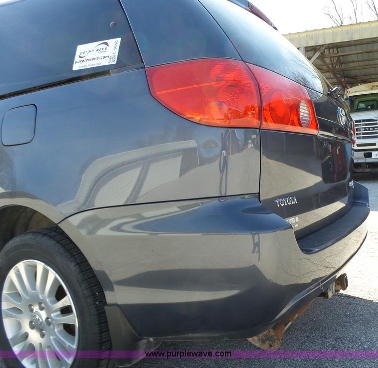 image for item L5650 2010 Toyota Sienna LE van