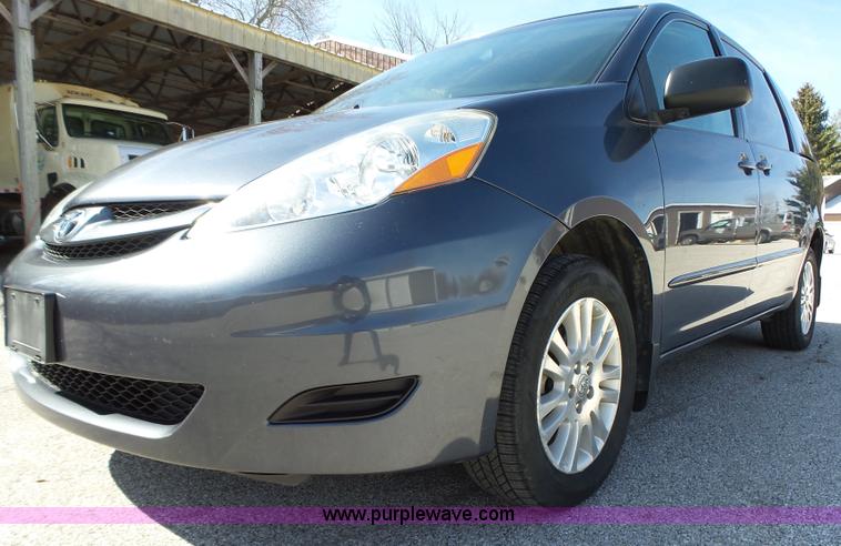 image for item L5650 2010 Toyota Sienna LE van