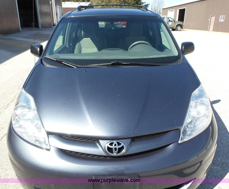 image for item L5650 2010 Toyota Sienna LE van
