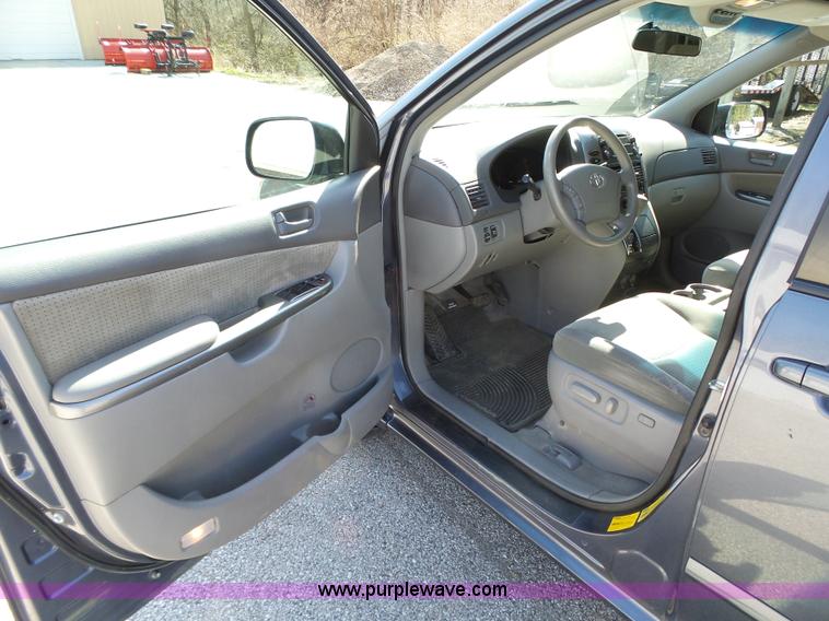 image for item L5650 2010 Toyota Sienna LE van