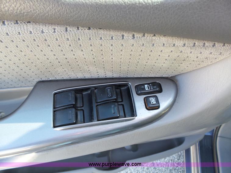 image for item L5650 2010 Toyota Sienna LE van