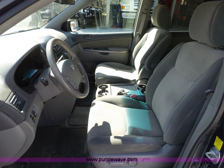 image for item L5650 2010 Toyota Sienna LE van