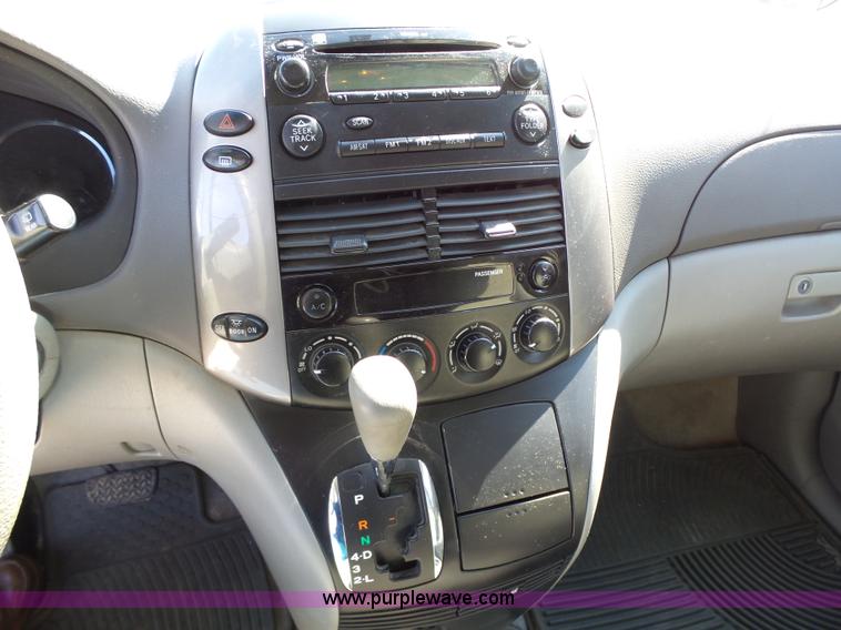 image for item L5650 2010 Toyota Sienna LE van