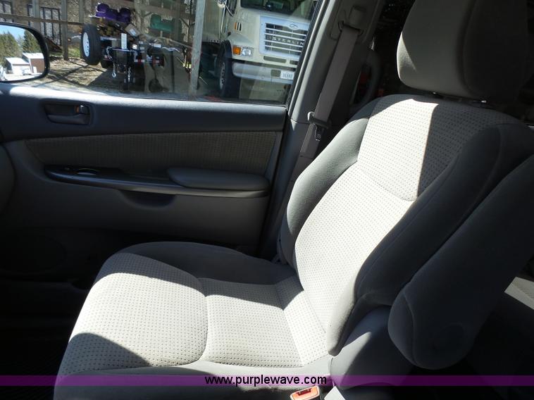 image for item L5650 2010 Toyota Sienna LE van