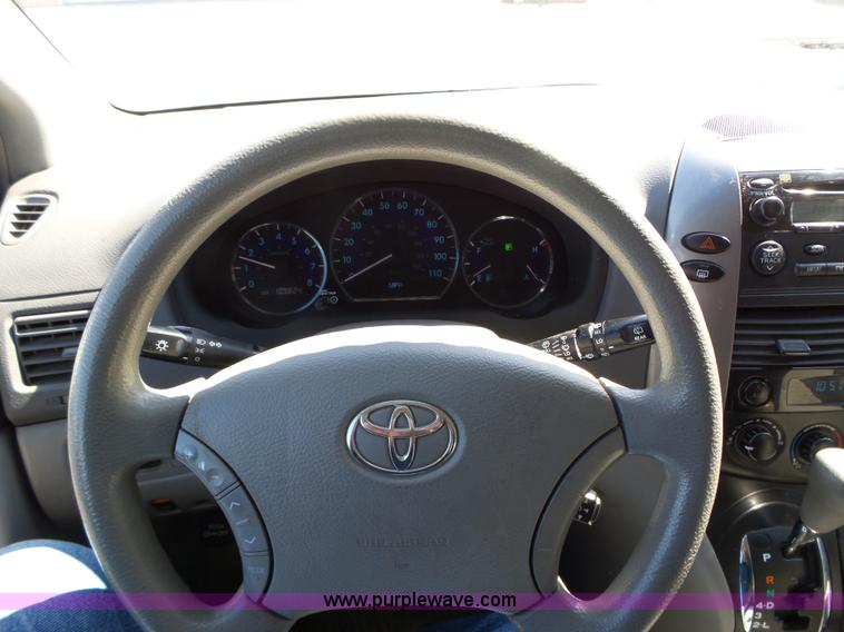 image for item L5650 2010 Toyota Sienna LE van