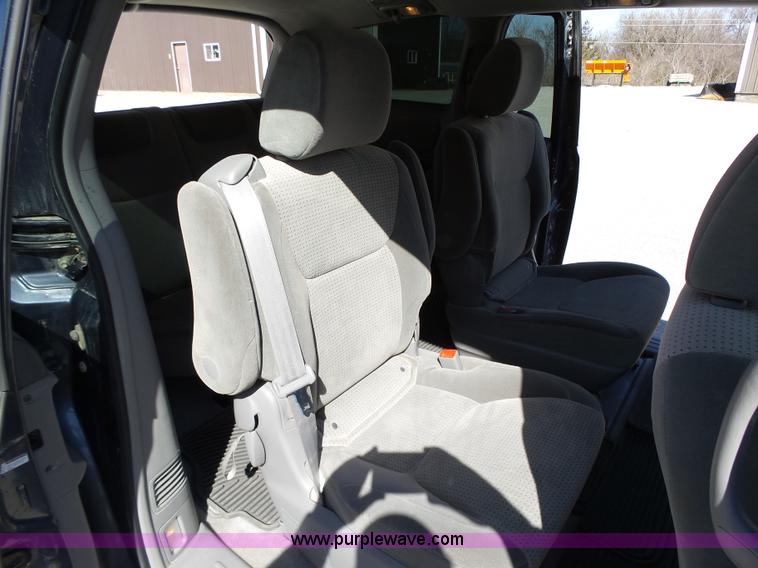 image for item L5650 2010 Toyota Sienna LE van