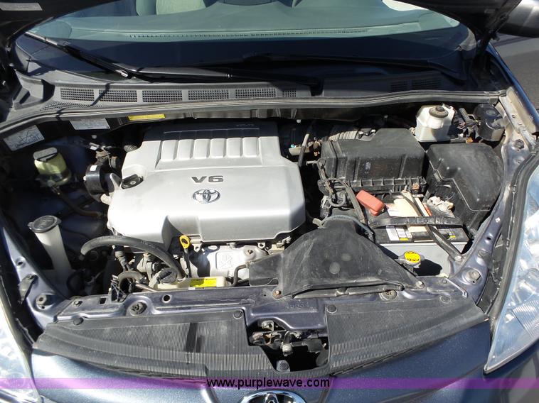 image for item L5650 2010 Toyota Sienna LE van