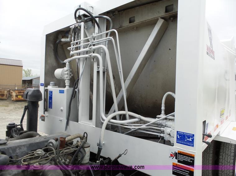 image for item L6296 2000 Isuzu W4500 refuse truck