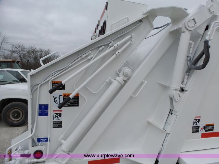 image for item L6296 2000 Isuzu W4500 refuse truck