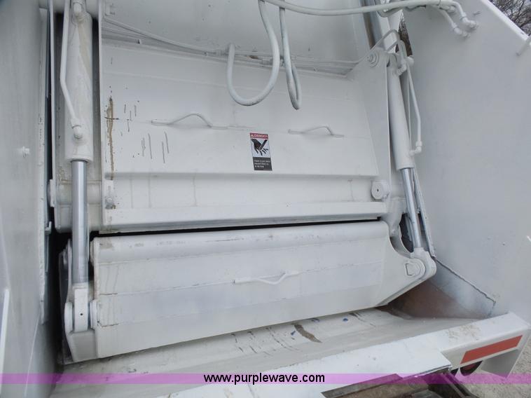 image for item L6296 2000 Isuzu W4500 refuse truck