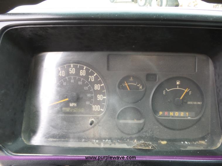 image for item L6296 2000 Isuzu W4500 refuse truck