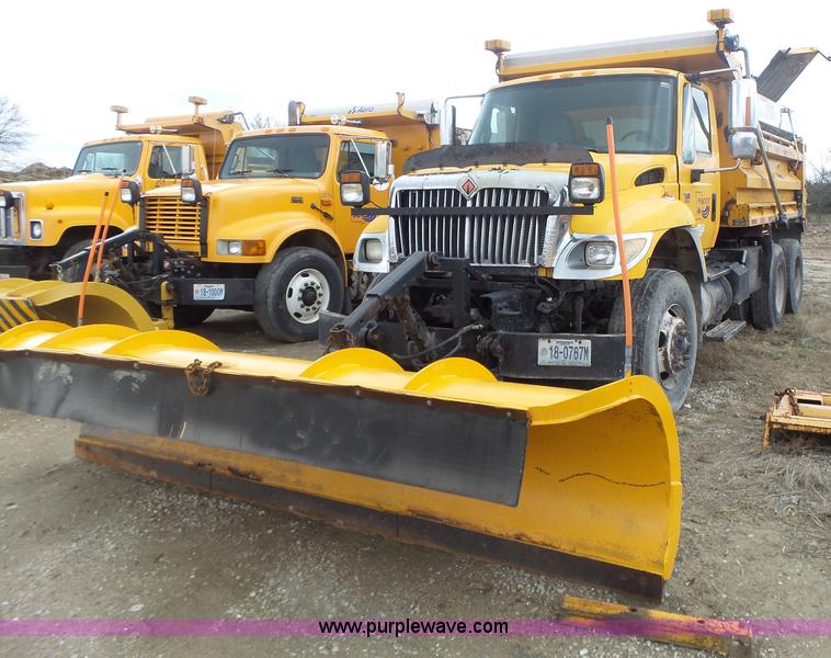 image for item L7206 2004 International 7400 dump truck