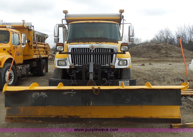 image for item L7206 2004 International 7400 dump truck