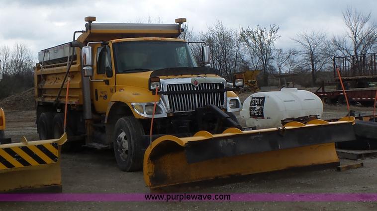 image for item L7206 2004 International 7400 dump truck
