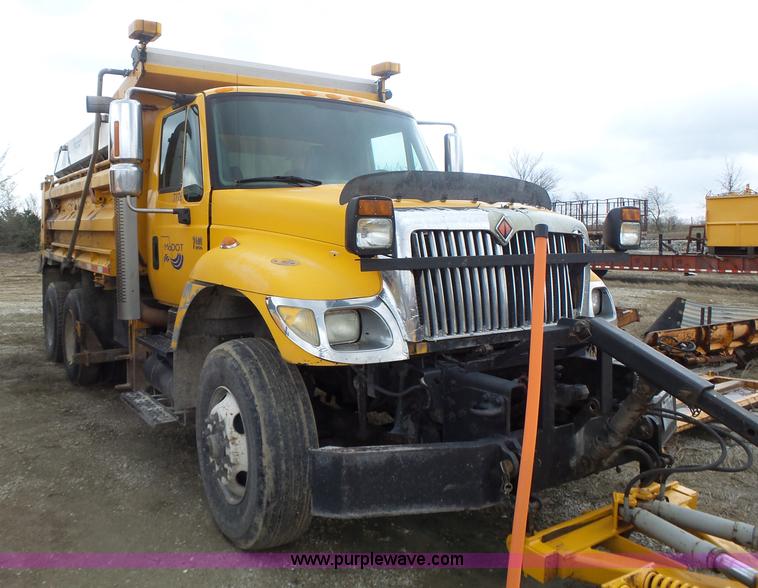 image for item L7206 2004 International 7400 dump truck