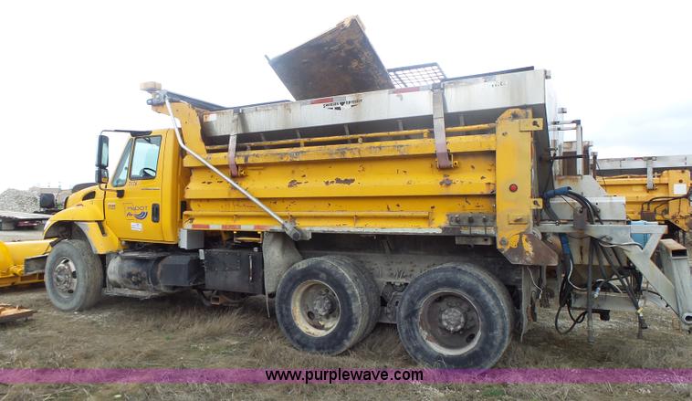 image for item L7206 2004 International 7400 dump truck