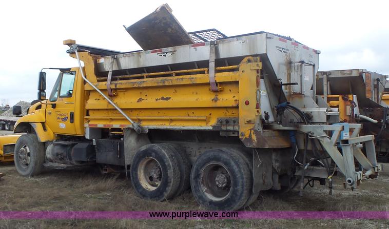 image for item L7206 2004 International 7400 dump truck