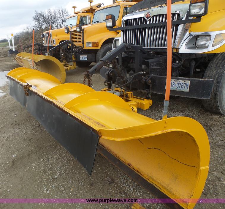 image for item L7206 2004 International 7400 dump truck