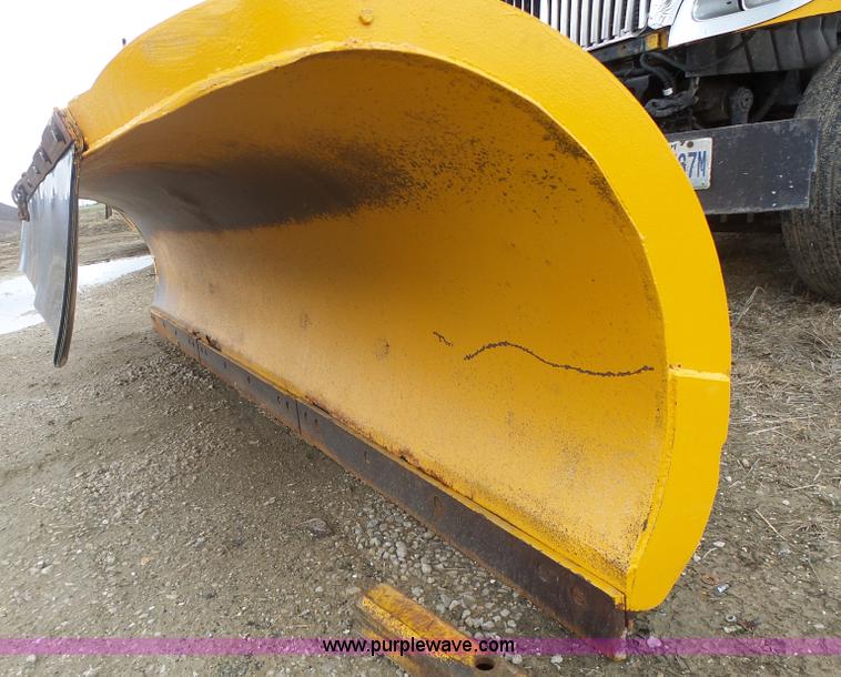 image for item L7206 2004 International 7400 dump truck